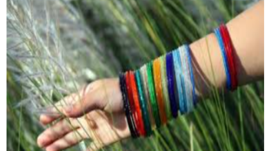 হাতে চুড়ি পরা পিক